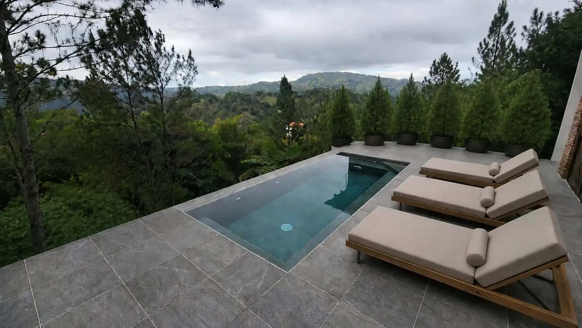 Piscina desbordante